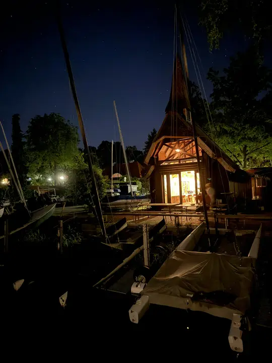 Das beleuchtete Clubhaus bei Nacht unter Sternen