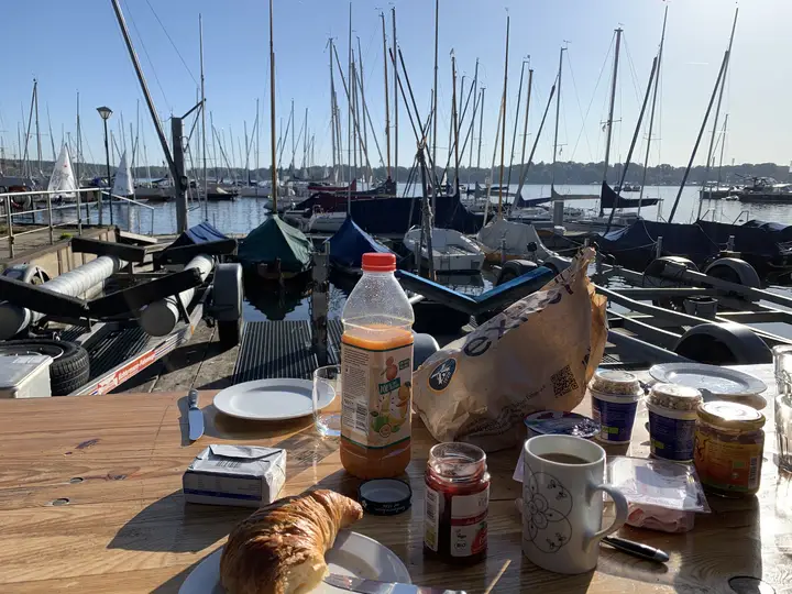 Frühstück am Steg mit Blick auf unseren Hafen