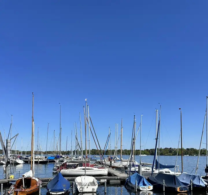 Der BSV Vereinshafen am Großen Wannsee 20 bei strahlend blauem Himmel