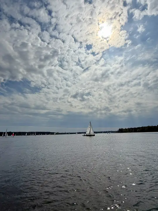 Segelboot unter Wolkenhimmel an der Großen Breite