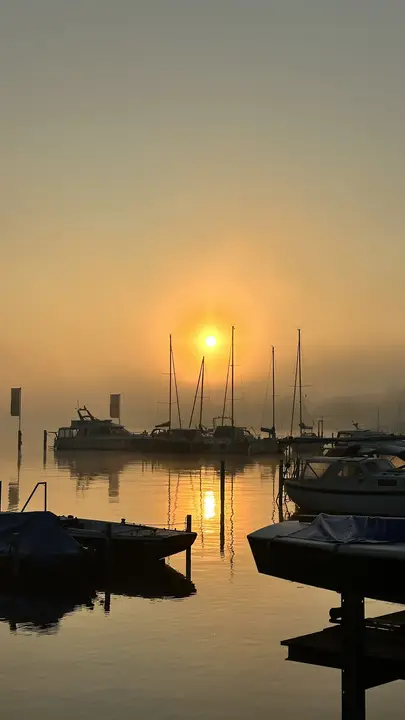 Sonnenaufgang im Nebel über dem Hafen