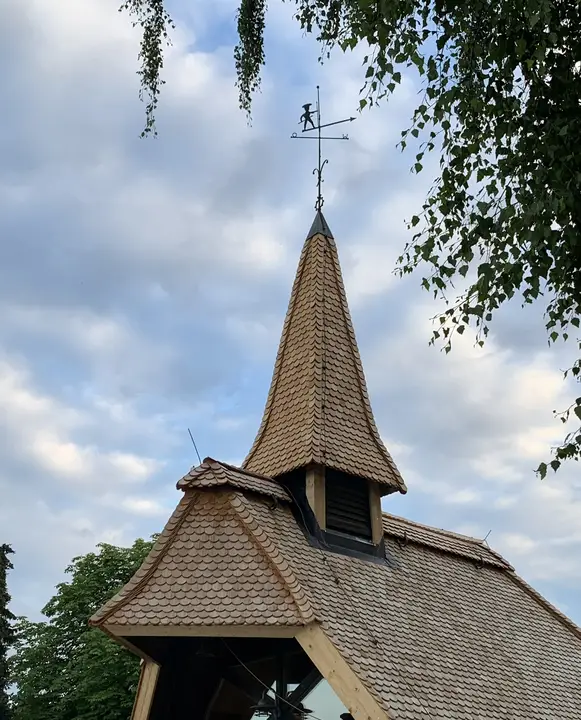 Holzschindel-Turm unseres Clubhauses am Wannsee mit Wetterfahne