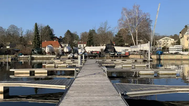 Steganlage im Winter mit Blick auf das Vereinsgelände