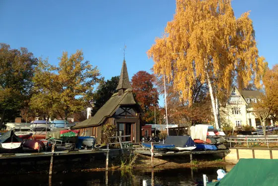 Norwegische Stabkirche auf dem Vereinsgelände im Herbst