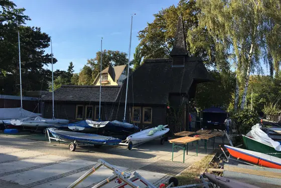 Vereinsgelände mit Stabkirche und Jollen an Land