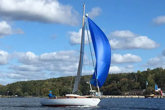 Segelboot unter Spinnaker auf dem Wannsee