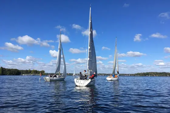 Segelboote bei Sonnenschein auf dem Wannsee