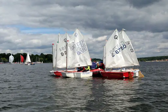 Jollen bei einer Regatta auf dem Wannsee